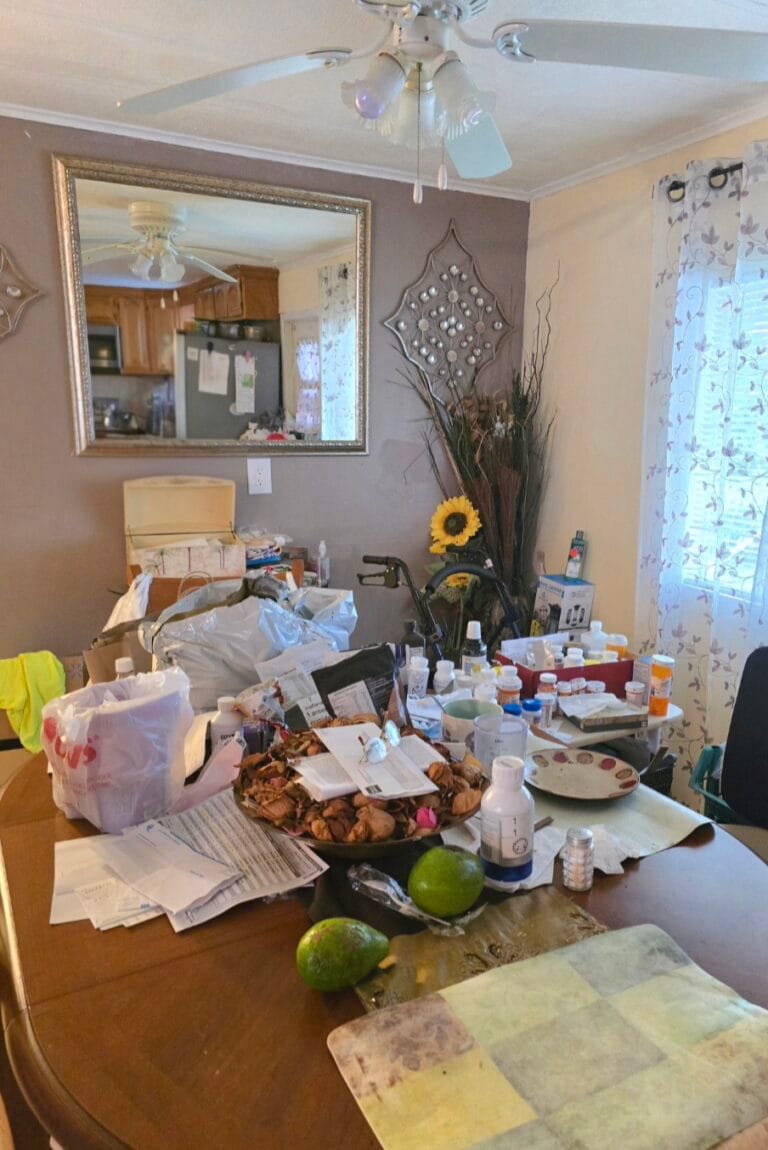 Mesa de comedor de un hogar llena de sobres, papeles acumulados